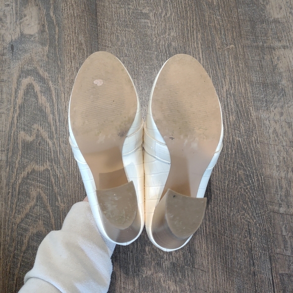 JustFab cream block heels, gold chain and snake skin detailing - Women's 6.5 - Picture 10 of 12